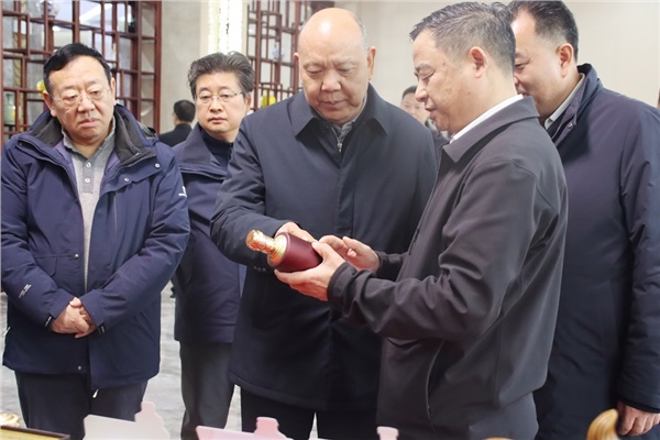 省領(lǐng)導(dǎo)李建中深入沅陵酒業(yè)調(diào)研，助力產(chǎn)業(yè)高質(zhì)量發(fā)展。                                                